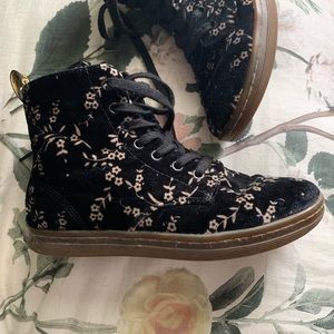 Dr. Martens Hackney sneaker black velvet floral